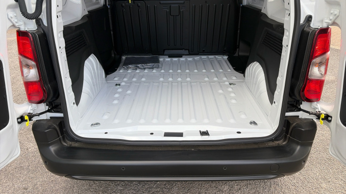 Vauxhall Combo Cargo Combo Diesel 1.5 Turbo D 100ps Prime Plus H1 Van - Image 12